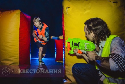 Экшн-игра Нерф-батл: стрельба бластерами